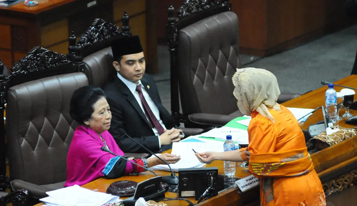 Politikus PKB Anna Muawanah memberikan Flash Disk berisi rekaman sidang kepada Pimpinan DPR Sementara Popong Otje Djundjungan, Jakarta, (2/10/14). (Liputan6.com/Andrian M Tunay) 