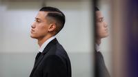 Ekspresi pemain naturalisasi Indonesia, Jay Idzes saat menunggu pengambilan sumpah pewarganegaraan sebagai WNI di Kantor Wilayah Kementerian Hukum dan HAM, Cawang, Jakarta Timur, Kamis (28/12/2023). (Bola.com/Bagaskara Lazuardi)