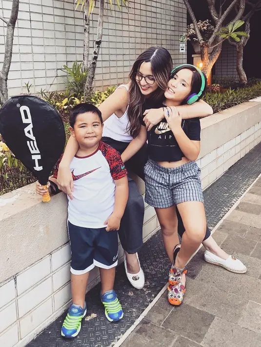 Nia mengatakan bahwa yang paling utama adalah sikap sopan harus dimiliki anaknya. Terutama sopan dan santu kepada orangtua sendiri. Semua berawal dari Mikhayla yang  bersikap keras kepada Nia dan Ardi Bakrie. (Instagram/ramadhaniabakrie)