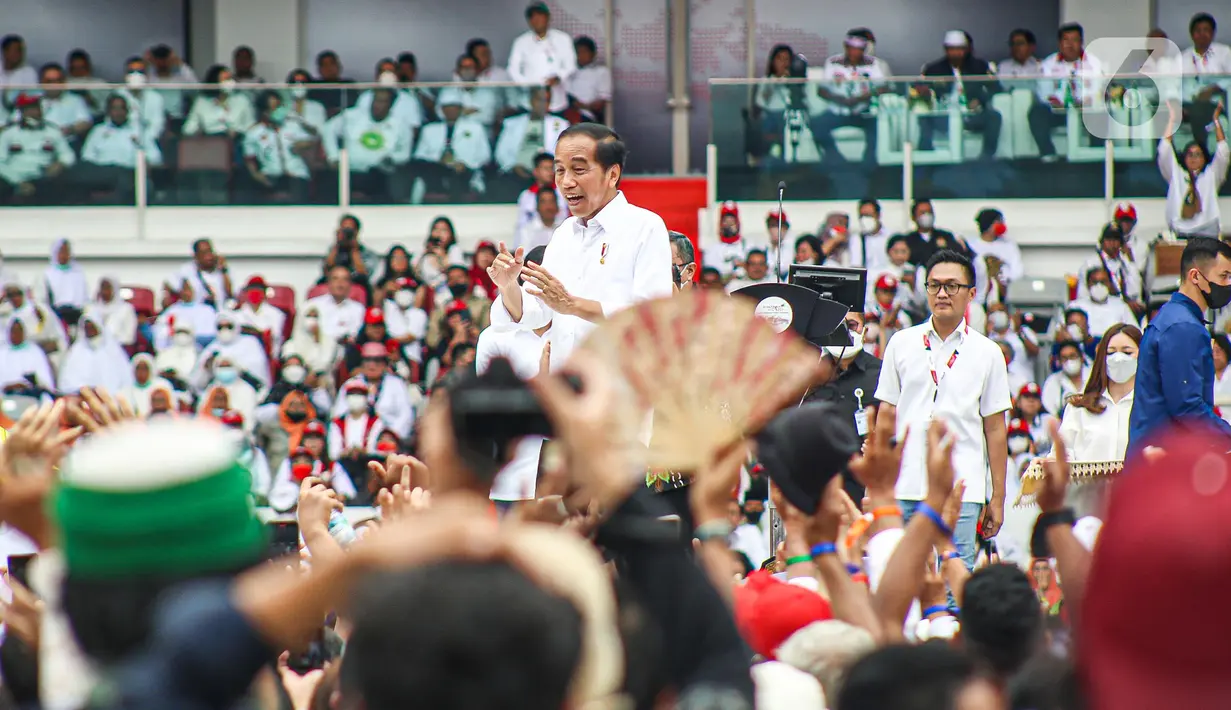 Presiden Joko Widodo menyapa relawan saat menghadiri acara Gerakan Nusantara Bersatu: Satu Komando Untuk Indonesia di Stadion Utama Gelora Bung Karno, Jakarta, Sabtu (26/11/2022). Gerakan Nusantara Bersatu dari berbagai elemen relawan Jokowi itu untuk menyelaraskan persepsi barisan satu komando di bawah arahan Presiden Joko Widodo. (Liputan6.com/Faizal Fanani)