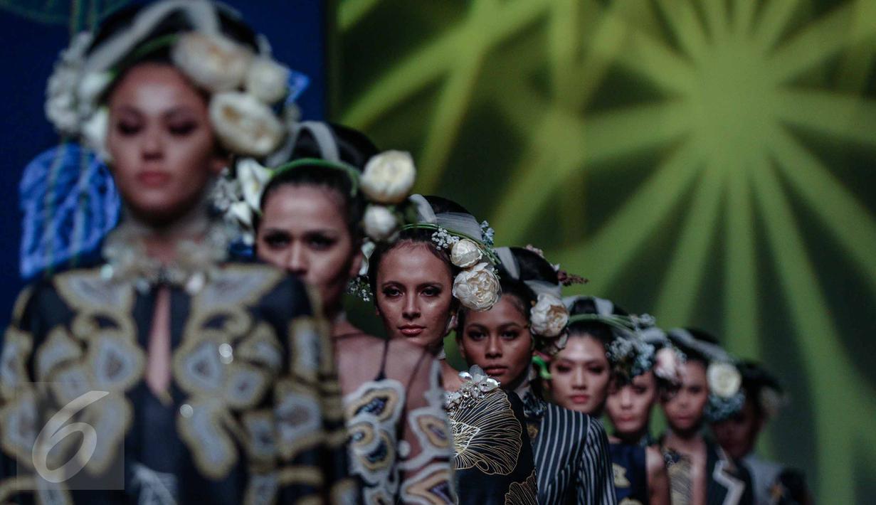 Sejumlah model mengenakan busana rancangan Denny Wirawan saat tampil di  IPMI Trend Show 2017, Jakarta, Jumat (11/11). Bertajuk "Wanderlust, Dancing in the Sun" Denny Wirawan menampilkan  24 busana. (Liputan6.com/Faizal Fanani)