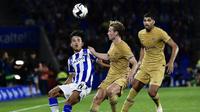 Pemain sayap Real Sociedad Takefusa Kubo berduel dengan gelandang Barcelona Frenkie De Jong pada pekan ke-2 Liga Spanyol 2022/2023, Senin (22/8/2022) dini hari WIB. (c) AP Photo