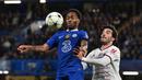Gelandang Chelsea, Raheem Sterling (kiri) menguasai bola dibayangi gelandang AC Milan, Sandro Tonali pada laga fase Grup E Liga Champions 2022/2023 di Stamford Bridge, London (5/10/2022). Didatangkan dengan harga mahal pada awal musim 2022/2023, Raheem Sterling nyatanya baru mencetak 7 gol dan 3 assist dari 26 laga bagi Chelsea musim ini, nilai pasarnya pun turun 10 juta euro dari 70 juta euro (Rp1,1 triliun) menjadi 60 juta euro (Rp981 miliar). (AFP/Glyn Kirk)