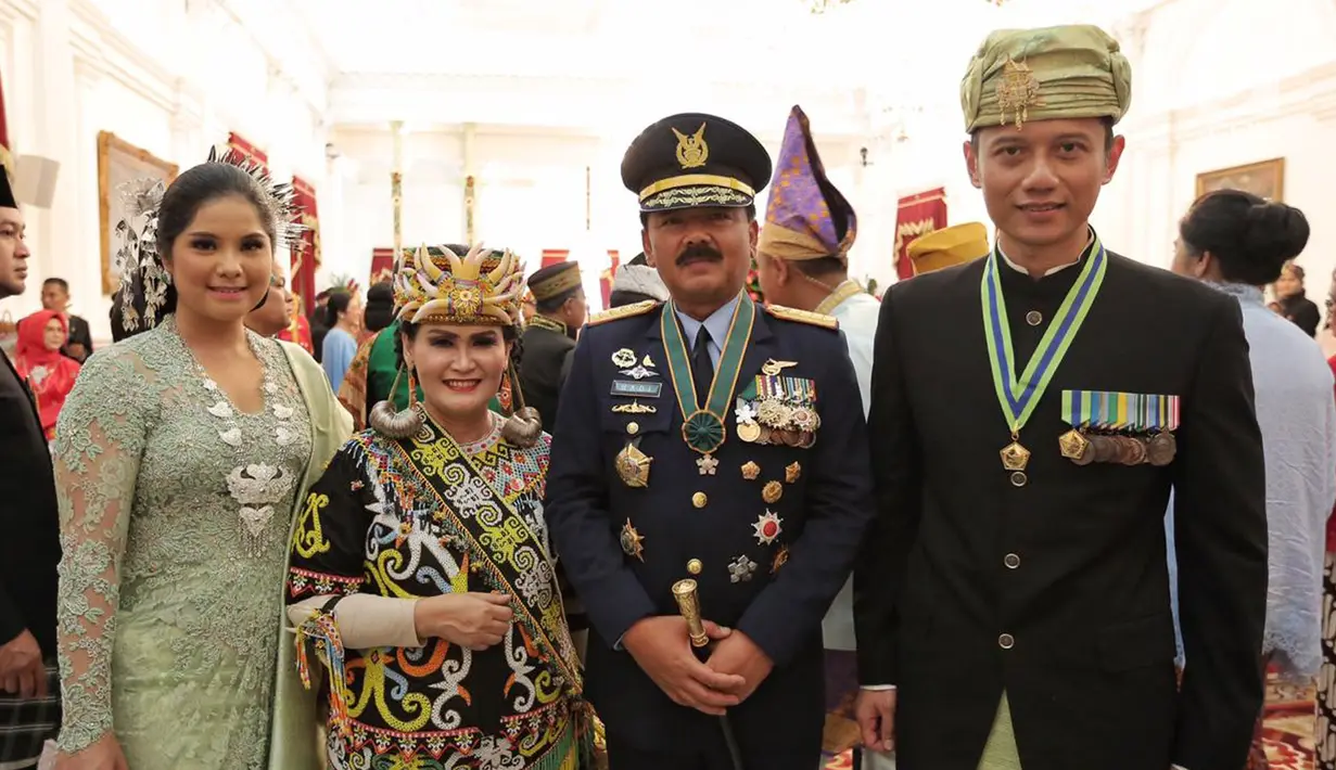 Putra Presiden RI ke-6 SBY, Agus Harimurti Yudhoyono atau AHY didampingi istri Annisa Pohan foto bersama dengan Panglima TNI Hadi Tjahjanto dan Istri usai Upacara HUT ke-74 RI di Istana Merdeka, Jakarta, Sabtu (17/8/2019). (Liputan6.com/HO/Anung Aninditio)