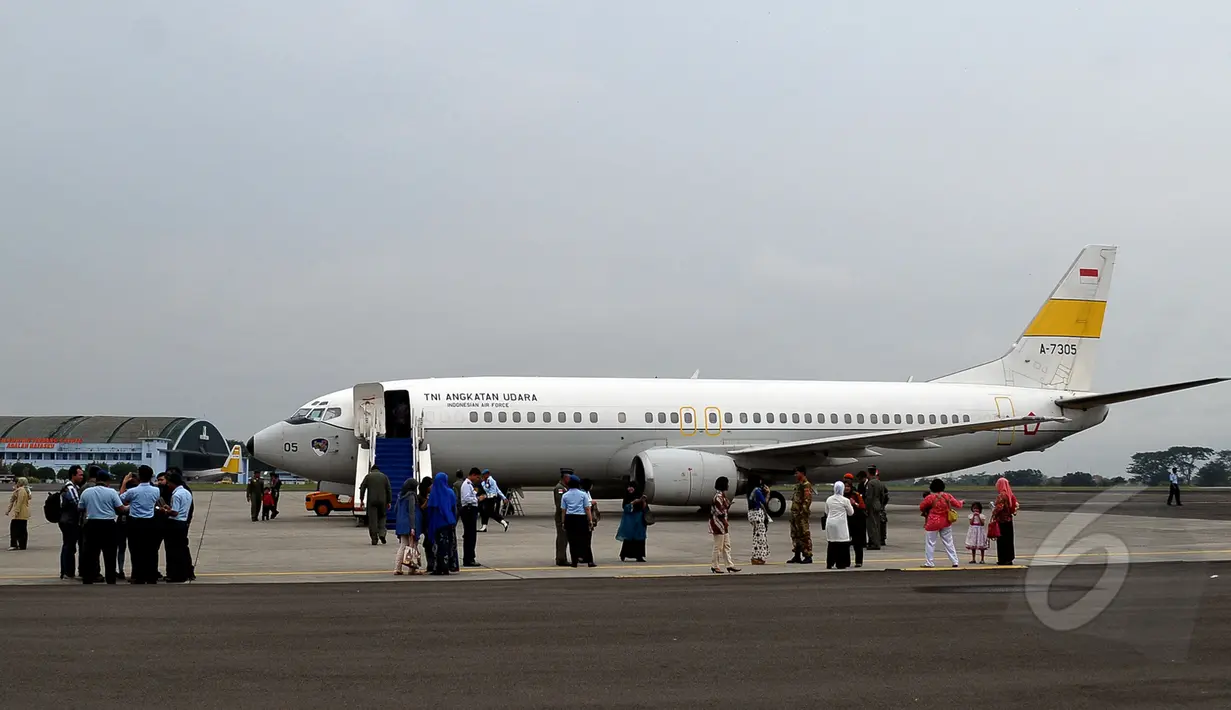 Tampak Pesawat Boeing 737-400 milik TNI Angkatan Udara WNI yang dievakuasi dari Yaman di bawa ke Indonesia  di Lanud Halim Perdanakusuma, Jakarta, Senin (13/4/2015). (Liputan6.com/Yoppy Renato)