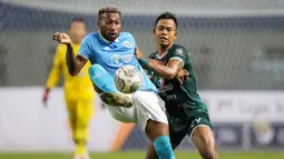 Pemain Sulut United, Patrich Wanggai (kiri) berebut bola dengan pemain PSMS Medan, Joko Susilo dalam matchday pertama Grup Y Babak 8 Besar Liga 2 2021 di Stadion Wibawa Mukti, Cikarang, Kamis (16/12/2021). (Bola.com/Bagaskara Lazuardi)