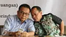 Wakil Ketua DPRD DKI Jakarta, M Taufik (kiri) menunjukkan sesuatu pada peneliti IPI Karyono Wibowo di sela-sela diskusi publik di Jakarta, Kamis (30/6). Diskusi membahas Sulitnya Parpol Mencari Lawan Ahok. (Liputan6.com/Helmi Fithriansyah)