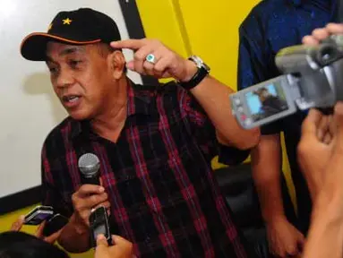 Bakal Cagub Kalbar, Mayjen TNI Armyn Angkasa Alianyang memberi pernyataan kepada wartawan terkait pencalonannya yang tidak mendapat dukungan dari Partai DPD Partai Golkar Kalbar, dalam Pemilihan Gubernur Kalbar 2012, di Pontianak, Sabtu (14/4). (Antara)