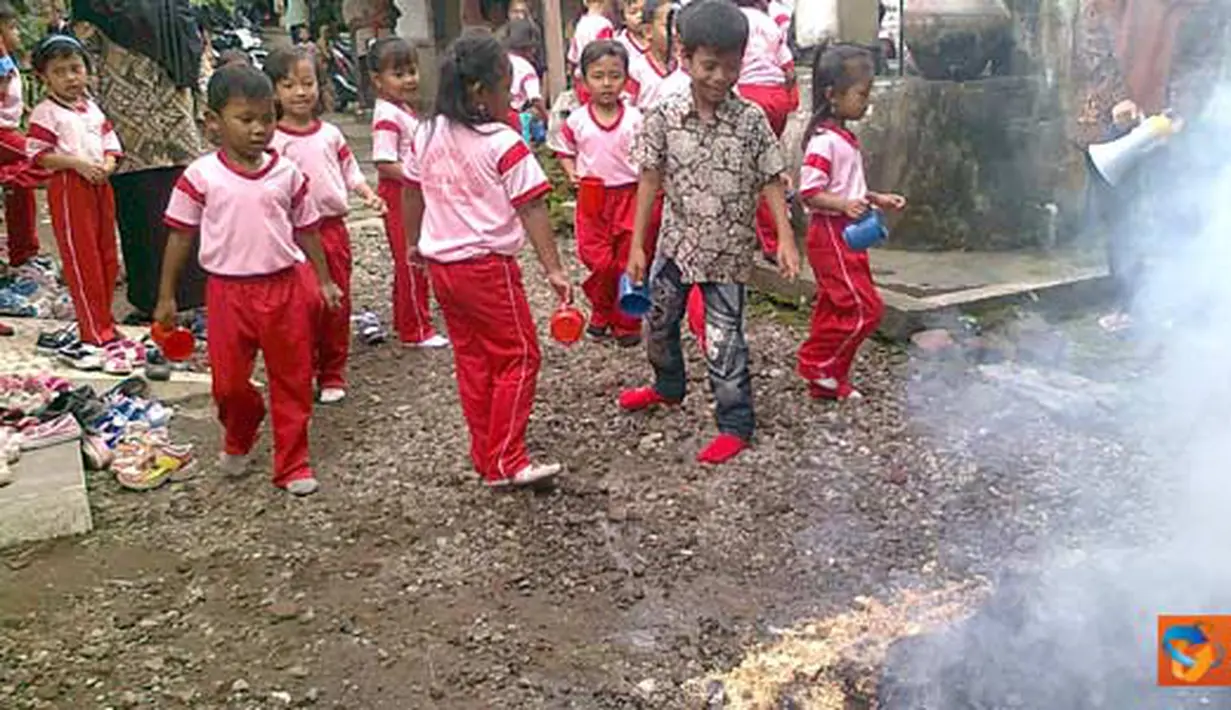 Citizen6, Jawa Tengah: Simulasi kebakaran diadakan di TK Papahan 03 Karanganyar, Jawa Tengah, (26/2). (Pengirim: Gejora)
