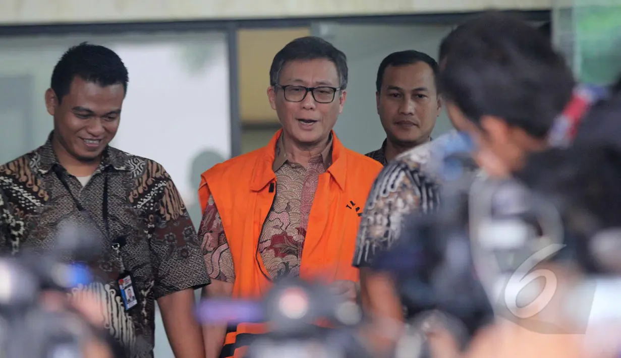 Direktur Utama PT Bursa Berjangka Jakarta (BBJ) Sherman Rana Khrisna saat keluar dari Gedung KPK, Jakarta, Jumat, (24/4/2015). KPK menahan Sherman karena terlibat kasus kasus ke Badan Pengawas Perdagangan Berjangka Komoditi. (Liputan6.com/Helmi Afandi)