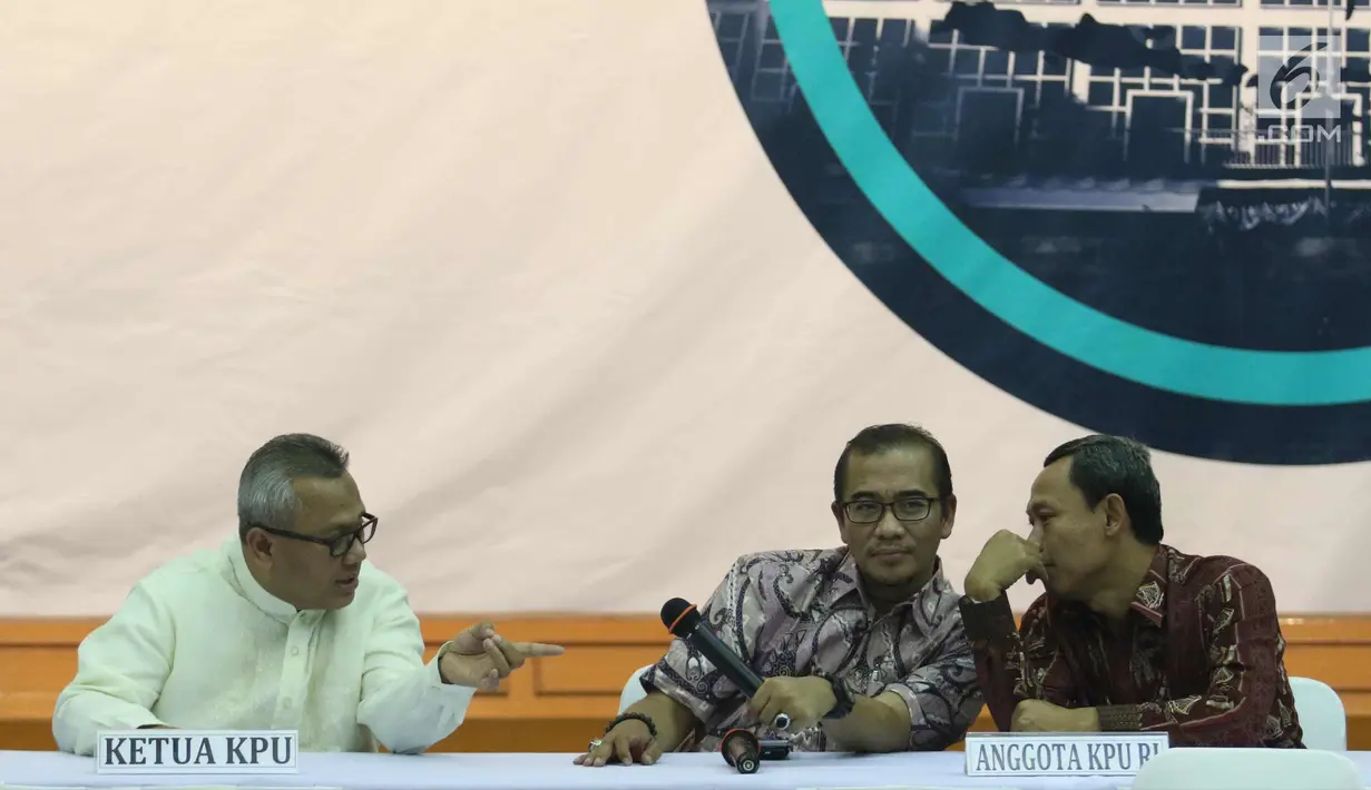 Ketua KPU Pusat Arief Budiman (kiri) berbincang dengan anggota KPU saat penyampaian hasil penelitian administrasi Pemilu 2019 di KPU Pusat, Jakarta, Jumat (17/11). KPU mengumumkan hasil penelitian administrasi Pemilu 2019. (Liputan6.com/Angga Yuniar)