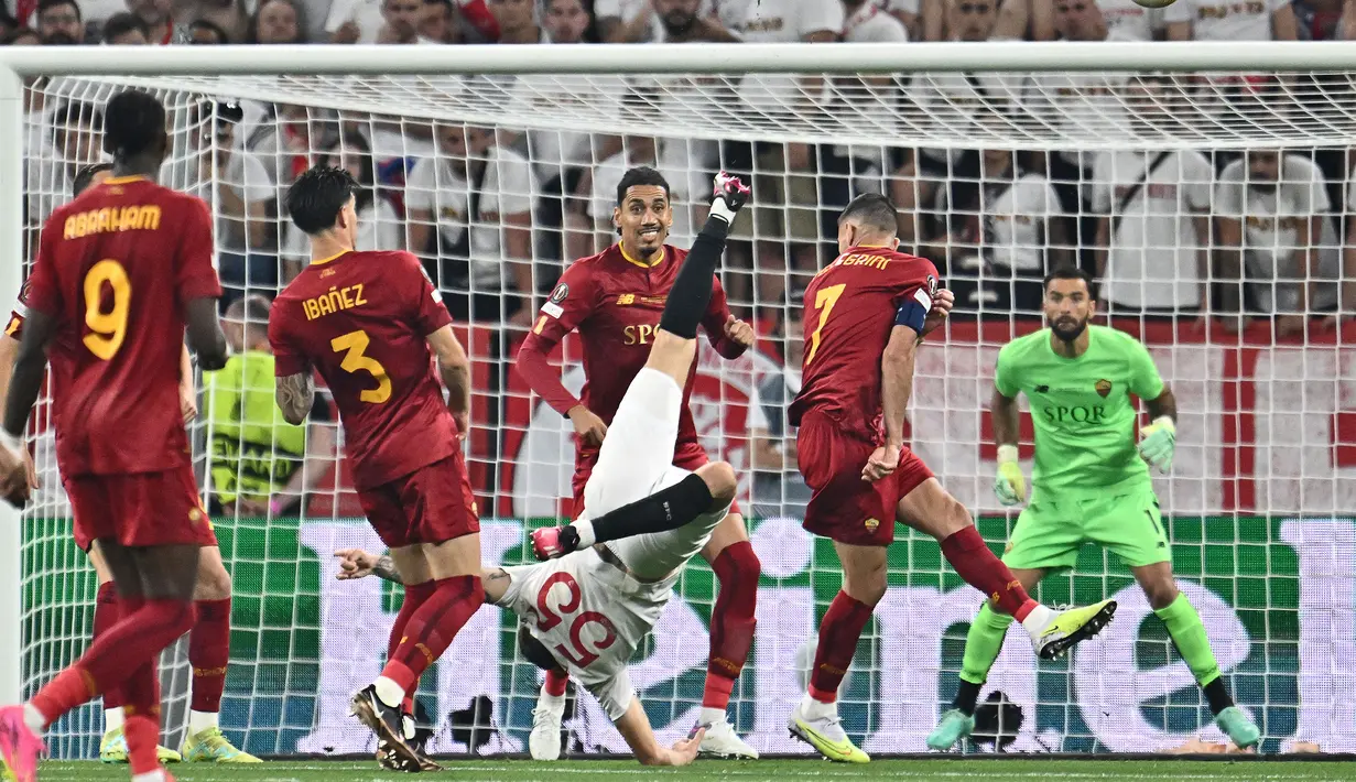 Pemain Sevilla, Lucas Ocampos (tengah), gagal memanfaatkan peluang di depan gawang AS Roma dalam partai final Liga Europa 2022/2023 yang berlangsung di Puskas Arena, Budapest, Kamis (1/6/2023) dini hari WIB. (AFP/Joe Klamar)