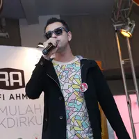 Raffi Ahmad menyanyikan lagu dalam albumnya (Galih W. Satria/Bintang.com)