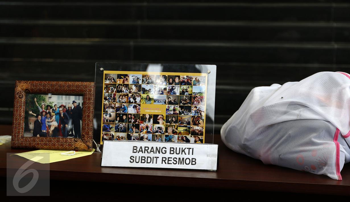 Barang bukti yang didapat dari tersangka Mursalim dirilis di Polda Metro Jaya, Jakarta, Jumat (11/9/2015). Pelaku ditangkap dalam pelariannya seusai membunuh WN Jepang Nishimura. (Liputan6.com/Yoppy Renato)