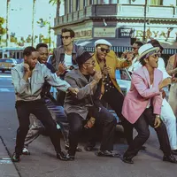Video Mark Ronson dan Bruno Mars telah ditonton ratusan juta kali di Youtube.