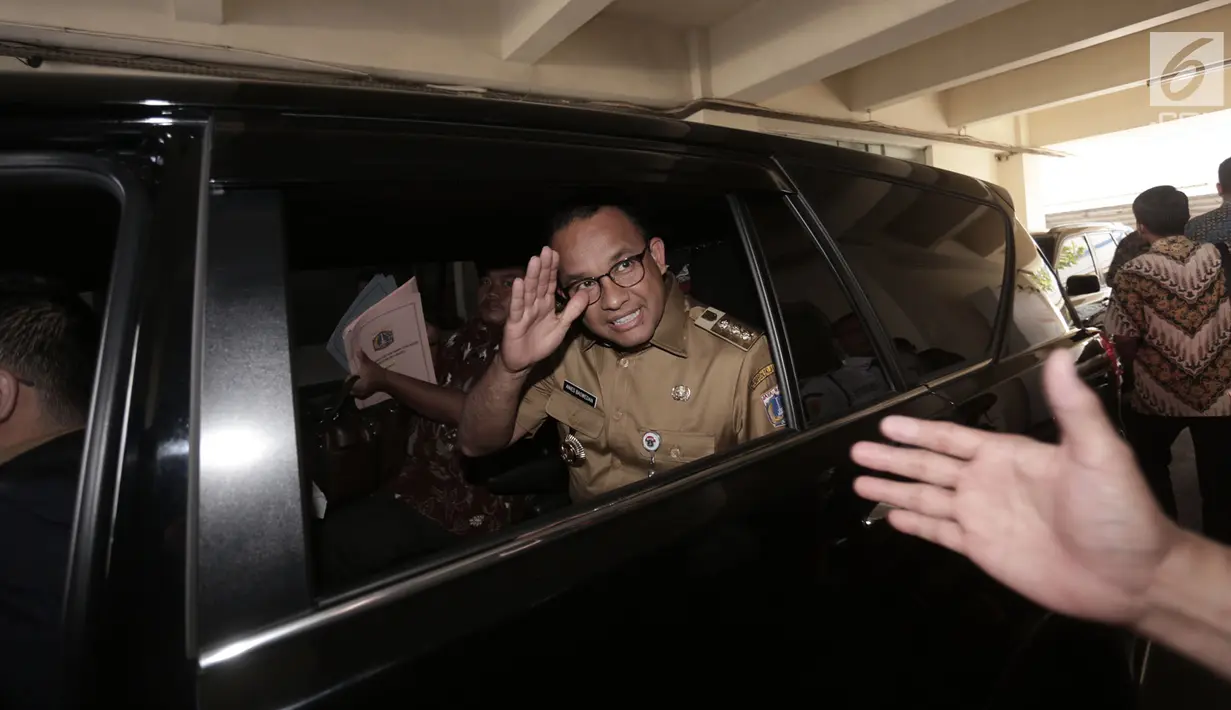 Gubernur DKI Jakarta Anies Baswedan usai menjalani pemeriksaan di Gedung Bawaslu RI, Jakarta, Senin (7/1). Pemeriksaan terkait laporan pose dua jari Anies di podium Konferensi Nasional Gerindra pada 17 Desember lalu. (Merdeka.com/Iqbal S. Nugroho)