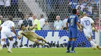 Zinedine Zidane. Eks gelandang serang Prancis yang pensiun pada Juli 2006 ini menjadi pemain ketiga yang melakukan eksekusi penalti dengan gaya Panenka di Piala Dunia. Momen itu terjadi saat Prancis kalah melalui adu penalti 3-5 (1-1) dari Italia pada partai final Piala Dunia 2006 (9/7/2006) di Jerman. Gol penalti Panenka Zinedine Zidane dicetak pada menit ke-7 yang membuat Prancis unggul terlebih dahulu 1-0, yang akhirnya mampu disamakan 1-1 oleh Italia lewat gol Marco Materazzi pada menit ke-19. (AFP/Nicolas Asfouri)