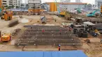 Pekerja melakukan pengerjaan proyek pembangunan pasar modern di Bendungan Hilir, Jakarta, Selasa (8/8). Pasar tersebut akan menggunakan konsep modern dengan beberapa bangunan. (Liputan6.com/Angga Yuniar)