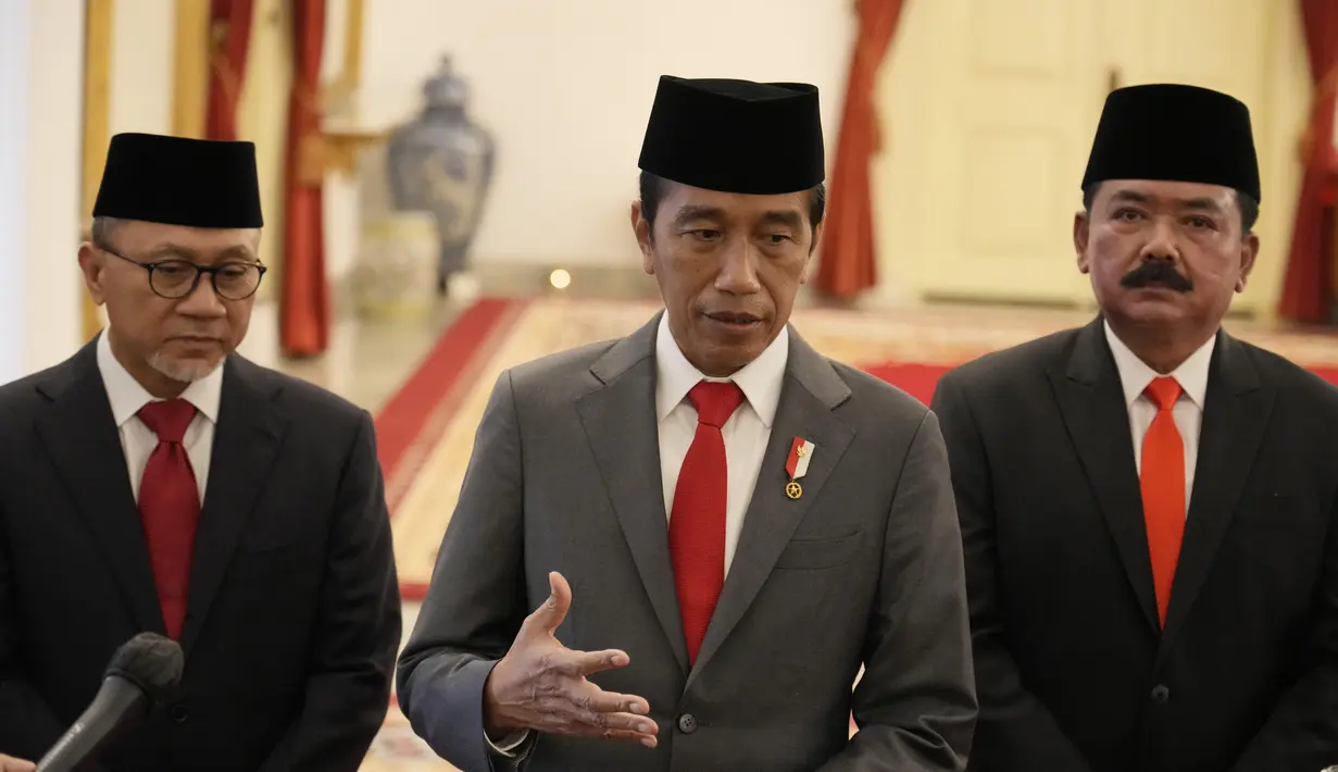 Presiden Joko Widodo (tengah) bersama Menteri Perdagangan Zulkifli Hasan (kiri) dan Menteri Agraria dan Tata Ruang/Kepala Badan Pertanahan Nasional Hadi Tjahjanto memberikan keterangan usai melantik menteri dan wakil menteri baru di Kabinet Indonesia Maju, Istana Negara, Jakarta, Rabu (15/6/2022). (AP Photo/Achmad Ibrahim)