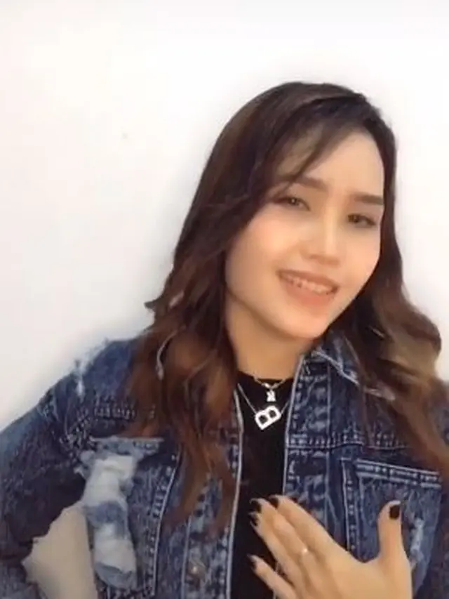 6 Potret Wanita yang Disebut 'Kembaran' Ayu Ting Ting, Bak Pinang Dibelah Dua
