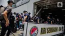 WNI ABK World Dream tiba di di Kolinlamil, Tanjung Priok, Jakarta Utara, Sabtu (14/3/2020). Sebanyak 188 WNI ABK World Dream telah usai jalani masa observasi di Pulau Sebaru, kondisinya sudah sangat baik dan sehat untuk bisa kembali ke rumahnya masing-masing. (Liputan6.com/Faizal Fanani)