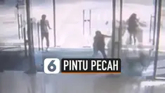 Sebuah pintu kaca di pusat perbelanjaan di Changsha, China hancur berkeping-keping. Insiden ini terjadi ketika seorang pengunjung bocah mendorong pintu dengan keras.