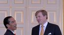 Presiden Joko Widodo(Jokowi) ketika berjabat tangan dengan Raja Belanda Willem-Alexander di Istana Noordeinde, Den Haag, Jumat (22/4). Pertemuan di Negeri Kincir Angin ini merupakan kunjungan resmi dengan misi ekonomi. (Foto: Laily Rachev/Setpres RI)