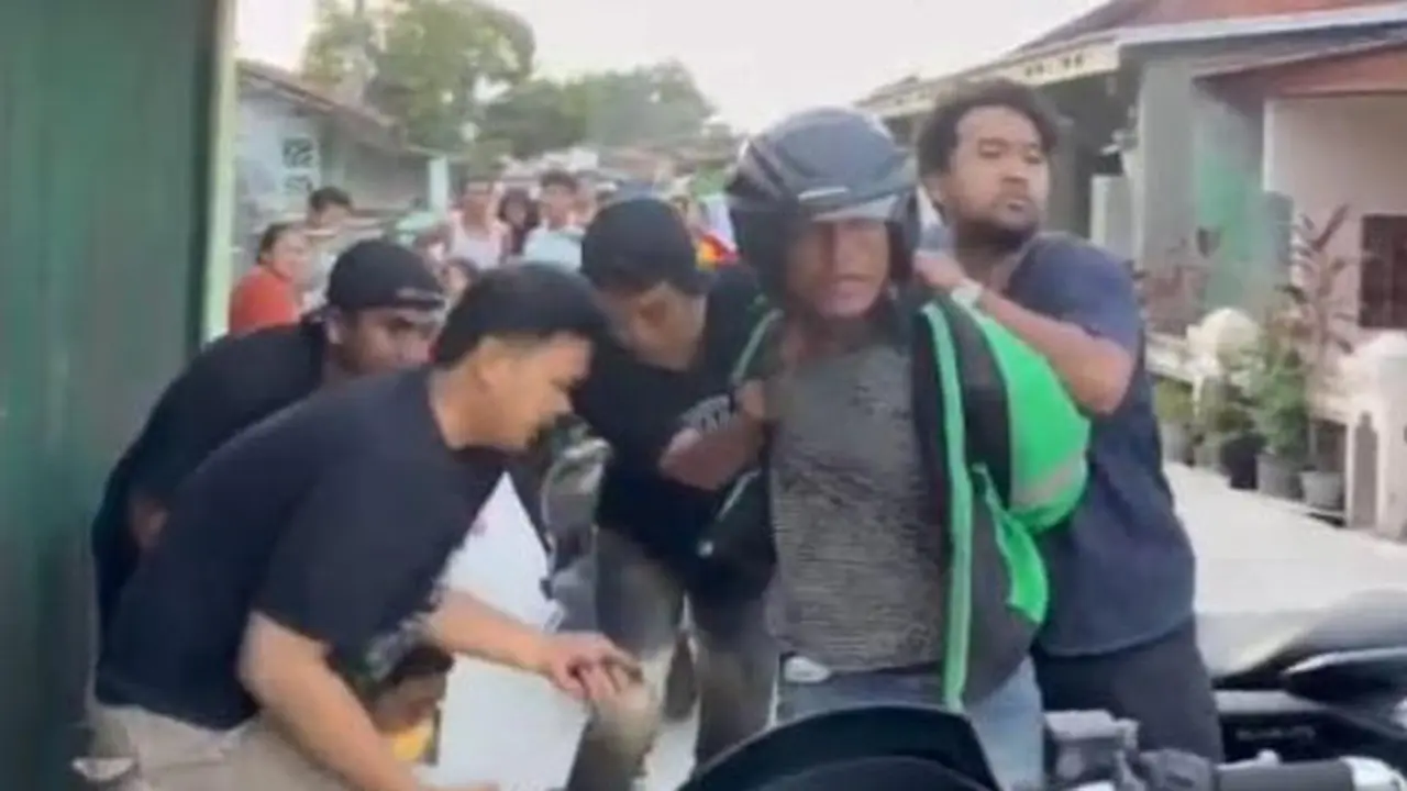 Polisi menangkap pelaku curanmor di Serang yang menggunakan modus jadi pengemudi ojek online.