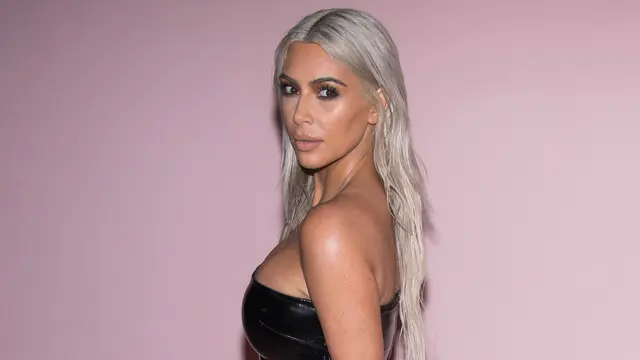 Kim Kardashian Berambut Perak di New York Fashion Week