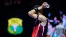 Pebulu tangkis tunggal putra Indonesia, Jonatan Christie menyeka keringatnya dalam laga 32 besar Indonesia Open 2025 saat melawan wakil Singapura, Jia Heng Jason Teh di Istora Senayan, Jakarta, Selasa (03/06/2025). (Bola.com/Bagaskara Lazuardi)