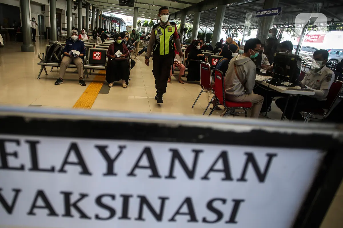 Vaksinasi di Stasiun Pasar Senen