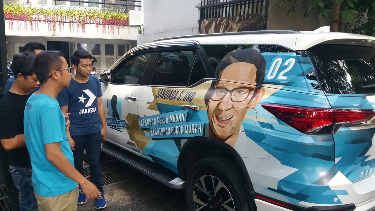 Gambar cawapres nomor urut 02 Sandiaga Uno dijadikan objek desain stiker mobil.