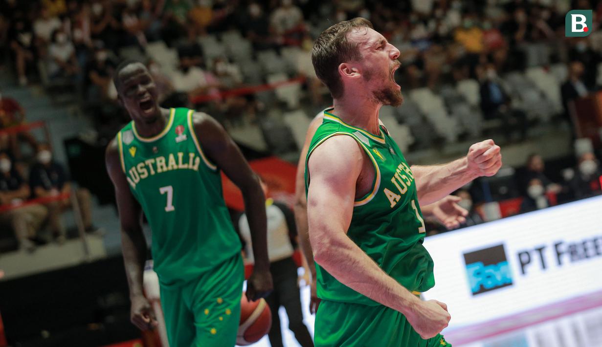 Pemain Timnas Basket Australia, Mitchell McCarron (kanan) melakukan selebrasi usai mencetak poin saat laga final FIBA Asia Cup 2022 antara Timnas Basket Lebanon melawan Timnas Basket Australia di Istora Senayan, Jakarta, Minggu (24/7/2022). Australia menang atas Lebanon 75-73. (Bola.com/Bagaskara Lazuardi)