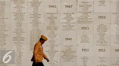 Seorang veteran melintasi daftar pejuang yang telah gugur usai melakukan ziarah di TMP  Kalibata, Jakarta, Senin (10/8/2015). Ziarah bertujuan untuk mengingat kembali perjuangan mereka merebut dan mempertahankan kemerdekaan. (Liputan6.com/Yoppy Renato)