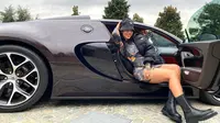Georgina Rodrigue berpose di mobil mobil Bugatti Veyron milik kekasihnya, Cristiano Ronaldo (foto: Instagram @georginagio)