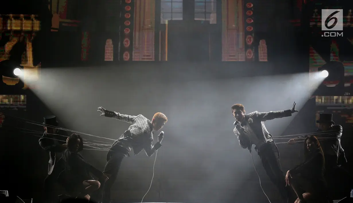 TVXQ tampil menghibur penonton saat konser perdana bertajuk Circle di ICE BSD, Tangerang, Sabtu (31/8/2019). Boyband TVXQ dengan personel Shim Changmin dan U-Know Yunho membawakan 20 lagu dihadapan penggemarnya yang akrab disapa Cassiopeia. (Liputan6.com/Fery Pradolo)