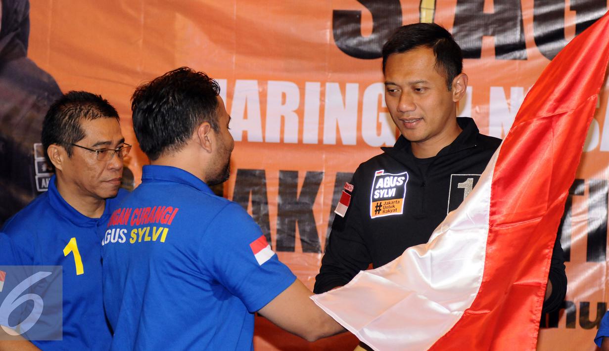Cagub DKI Jakarta, Agus Harimurti Yudhoyono (kanan) menerima simbol siaga dari Jaringan Nusantara di Jakarta, Rabu (18/1). Bersama Jaringan Nusantara, AHY melakukan siaga pemilu bersih dan anti kecurangan. (Liputan6.com/Helmi Fithriansyah