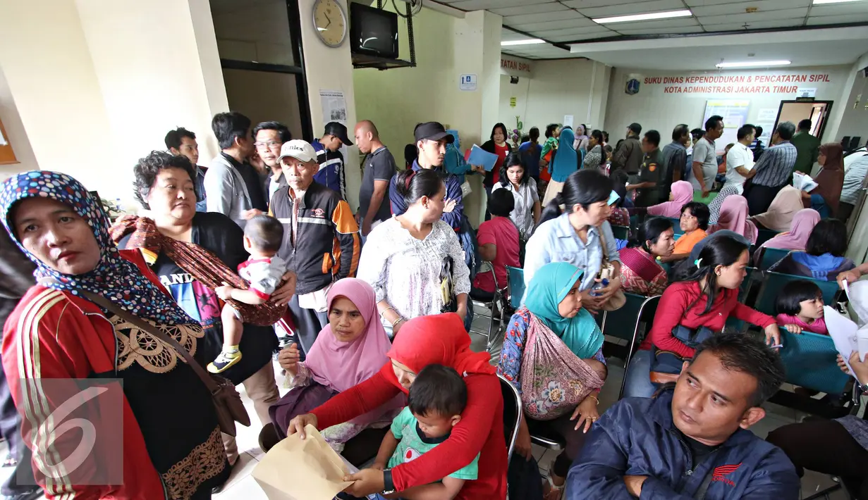 Warga menunggu untuk mendaftarkan akte kelahiran di Sudin Kependudukan dan Catatan Sipil Kotamadya, Jakarta Timur, Senin (28/12). Meskipun antre, namun ratusan warga tetap antusias mendaftarkan akte kelahiran serta e-KTP. (Liputan6.com/Immnuel Antonius) 