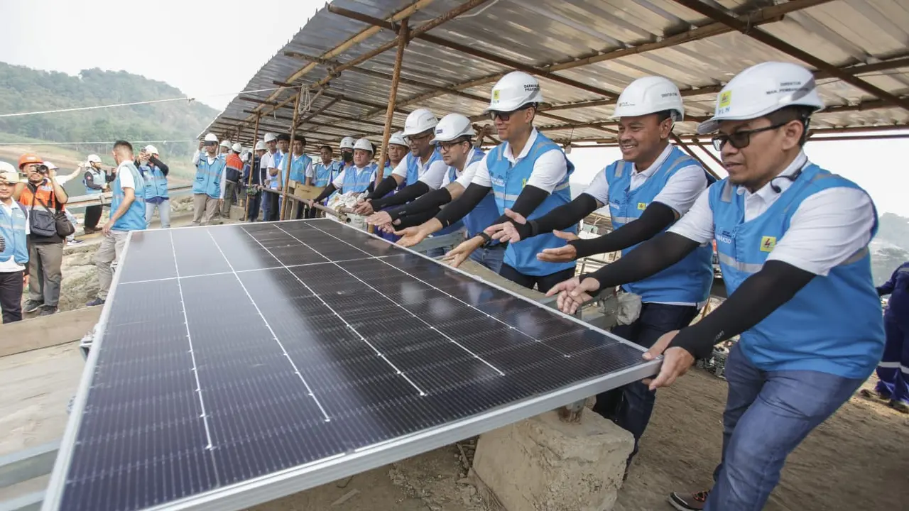 Pembangunan Pembangkit Listrik Tenaga Surya (PLTS) terapung Cirata berkapasitas 192 megawatt peak (MWp), di Purwakarta, Jawa Barat, hampir tuntas dan segera siap diresmikan. Ini adalah PLTS terapung terbesar di Asia Tenggara. (dok PLN)