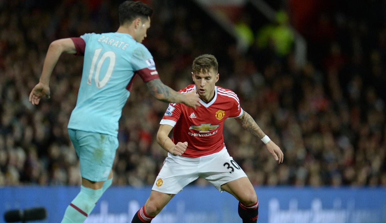 Guillermo Varela. Bek kanan Uruguay berusia 29 tahun yang sejak awal musim 2021/2022 berseragam Dynamo Moscow ini menjadi salah satu pemain Uruguay yang mampu meraih trofi di Liga Inggris. Ia melakukannya bersama Manchester United yang diperkuatnya selama 3,5 musim mulai 2013/2014 hingga tengah musim 2016/2017 usai didatangkan dari Penarol. Ia sukses meraih 1 gelar, yaitu Piala FA 2015/2016. Bersama MU di level senior ia total tampil dalam 11 laga di semua ajang dengan torehan 1 assist. (AFP/Oli Scarff)