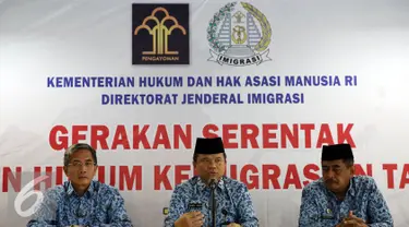 Dirjen Imigrasi, Ronny Sompie (tengah), Direktur Lalulintas keimigrasian, Maryoto Sumadi (kiri) dan Dir. Intelejen Keimigrasian, Sulistiono (kanan) memberikan keterang pers di Kementerian Hukum dan Ham, Jakarta, Jumat (28/10). (Liputan6.com/JohanTallo)