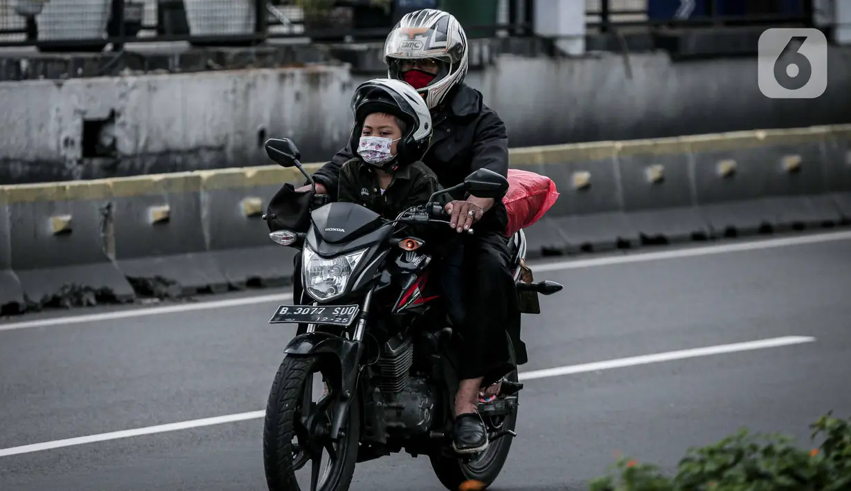 Pengendara motor melintasi Kawasan Sudirman, Jakarta, Kamis, (17/2/2022). Provinsi DKI Jakarta disebut sudah melewati gelombang ketiga Covid-19 yang dipicu oleh penyebaran virus corona varian Omicron. (Liputan6.com/Faizal Fanani)