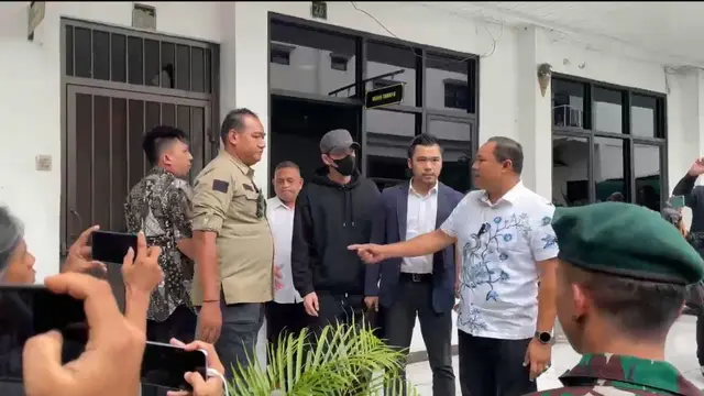 Kejaksaan Negeri Kota Tangerang resmi menerima pelimpahan tahap dua kasus dugaan penyelundupan dan peredaran vape mengandung zat etomidate yang melibatkan artis Jonathan Frizzy alias Ijonk, Jumat (11/7/2025).