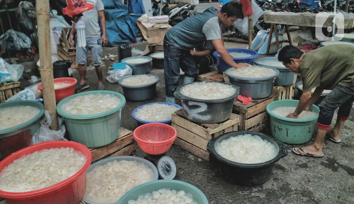 Pedagang menjajakan buah kolang-kaling di kawasan Pasar Induk kramat Jati, Jakarta Timur, Kamis (14/4/2022). Pedagang mengatakan penjualan kolang kaling di masa pandemi kali ini meningkat hingga 50 persen dibandingkan pada bulan Ramadan tahun lalu. (merdeka.com/Iqbal S Nugroho)