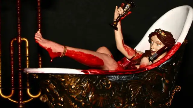 Replika Boneka Elizabeth Bathory (c) McFarlane's Monsters