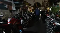 Jalan Tanjung Lekong, Kecamatan Jatinegara, Jakarta Timur Dipenuhi Kendaraan Bermotor Milik Warga, Korban Banjir, Rabu (1/1/2020). (Foto: Ady Anugrahadi/Liputan6.com)