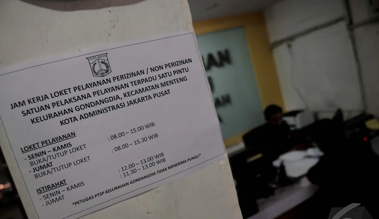 Jadwal jam kerja loket pelayan terpadu satu pintu di kelurahan gondangdia,  Jakarta, Senin (12/1/2015). (Liputan6.com/JohanTallo)