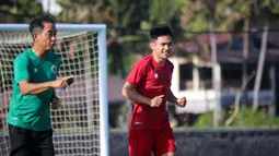 Latihan kali ini masih difokuskan pada penguatan fisik pemain. Witan Sualeman dan Egy Maulana Vikri yang baru saja bergabung juga tak ketinggalan untuk ikut dalam sesi ini. (Bola.com/Maheswara Putra)