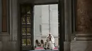 Setidaknya 30.000 orang menyaksikan Paus Fransiskus membuka pintu suci Basilika Santo Petrus. (Alberto PIZZOLI/POOL/AFP)