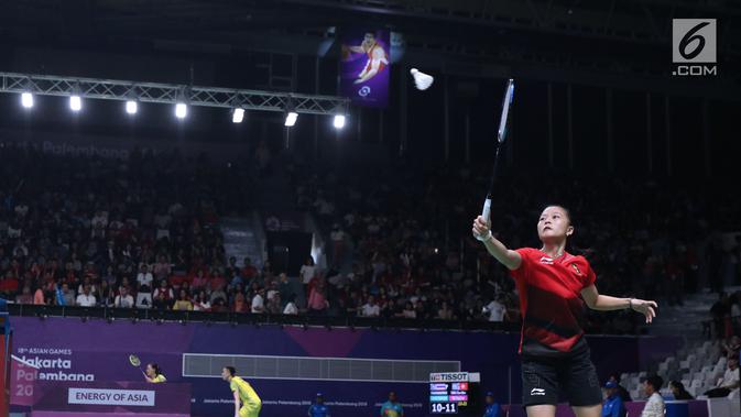 Tunggal putri Indonesia, Fitriani mengembalikan kok ke arah pemain India, Saina Nehwal di babak 16 besar Bulutangkis Tunggal Putri Asian Games 2018 di Istora Kompleks GBK, Sabtu (25/8). Fitriani menyerah 6-21, 14-21. (Liputan6.com/Helmi Fithriansyah)